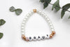 JGA Armband für die Braut, Trauzeugin und Brautjungfern mit Namen und weiß perlmutt farbenen Perlen